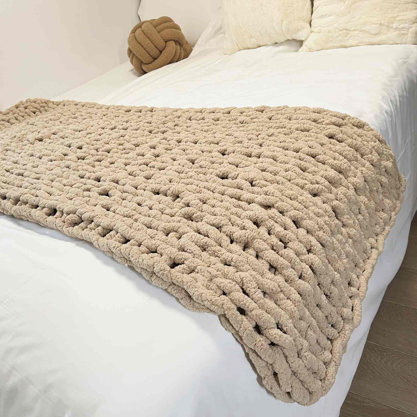 Chunky Knit Throw Blanket 48"*71", Hand Knitted Warm Chenille Blanket, Soft Thick Large Rope Knot Cable Crochet Blankets for Couch Bed Sofa, Ideal (Light Brown)