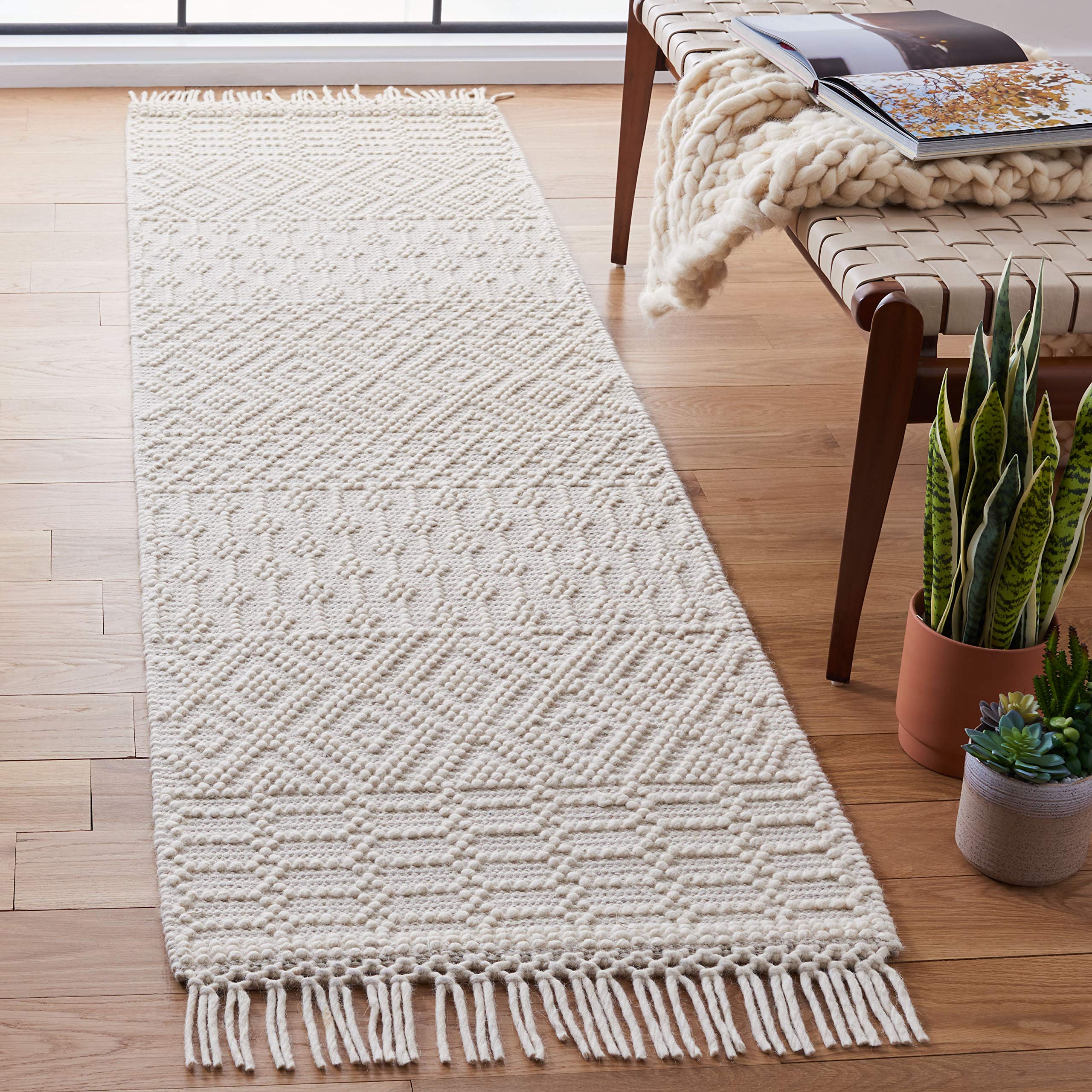 SAFAVIEH Natura Collection Area Rug - 5' x 8', Ivory, Handmade Moroccan Boho Wool Fringe, Ideal for High Traffic Areas in Living Room, Bedroom (NAT852B)